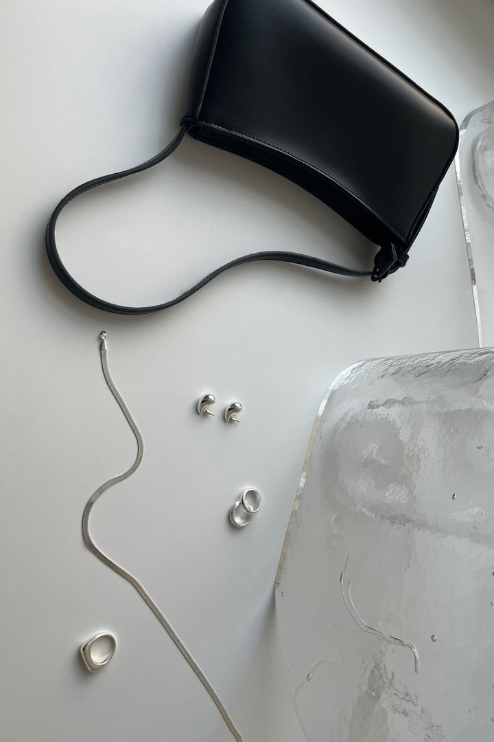 MINIMAL SHOULDER BAG in Black — alternate angle