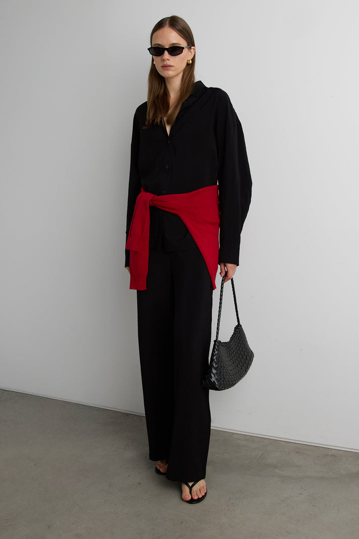 LIGHTWEIGHT CRINKLED SHIRT WITH BACK CINCHING BUTTONS in Black — alternate angle