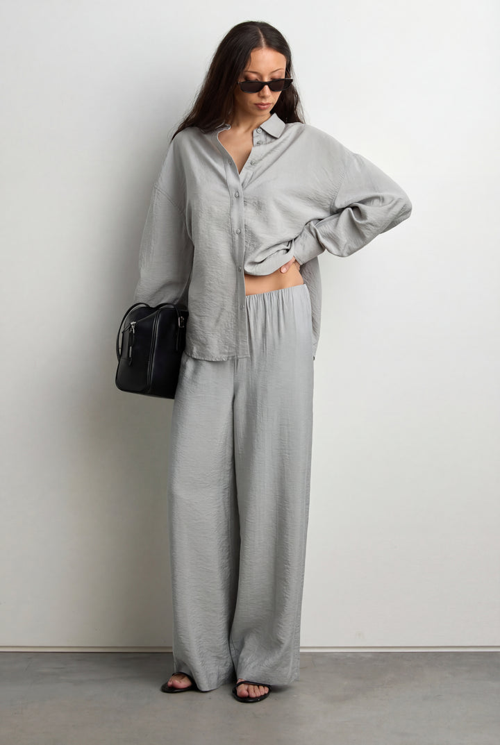 LIGHTWEIGHT CRINKLED SHIRT WITH BACK CINCHING BUTTONS in ULTIMATE GREY — alternate angle
