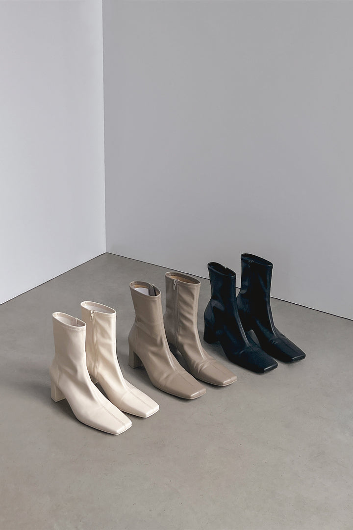 GLOVE BOOT in Taupe — alternate angle