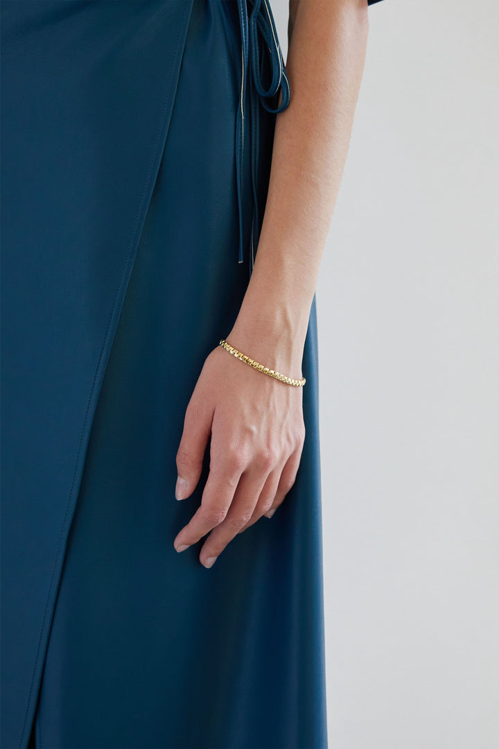 CURB CHAIN BRACELET in Gold — alternate angle