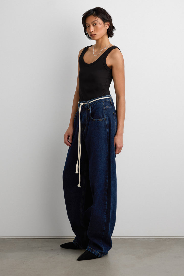 HIGH-RISE BARREL LEG JEAN