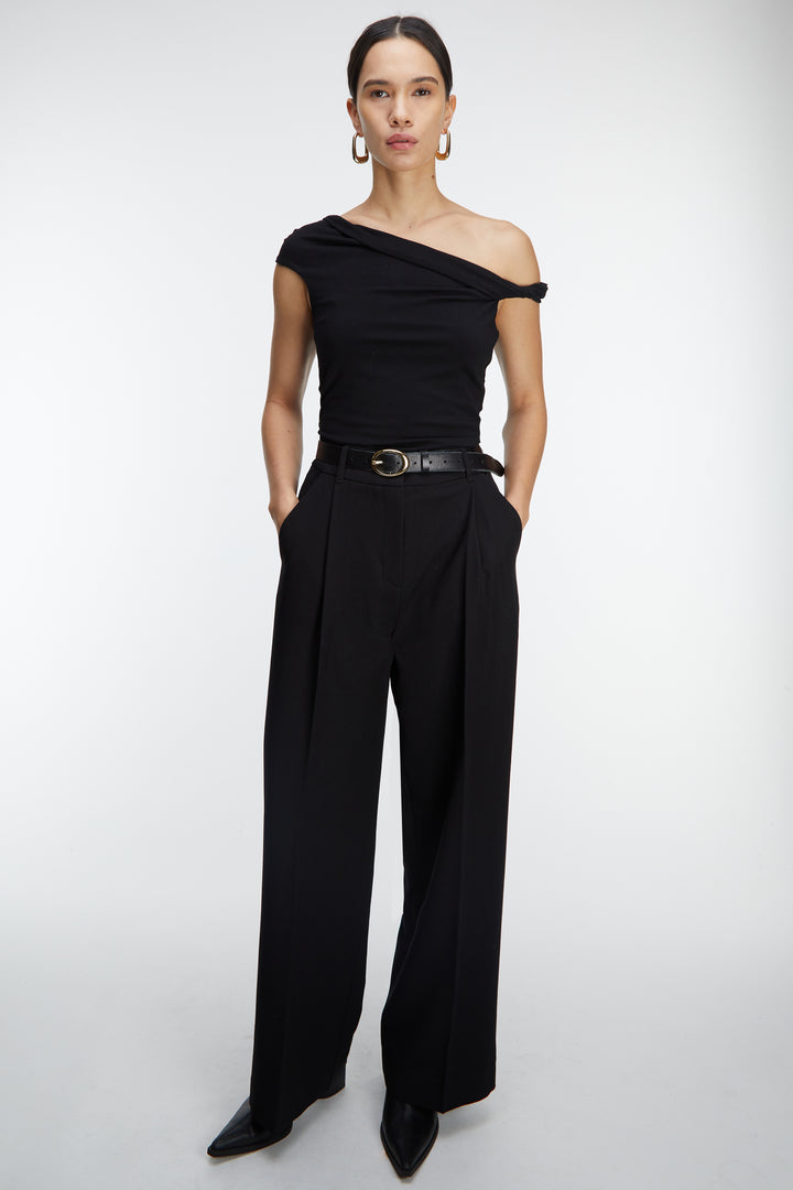 ROUNDED SQUARE HOOPS in Gold — alternate angle