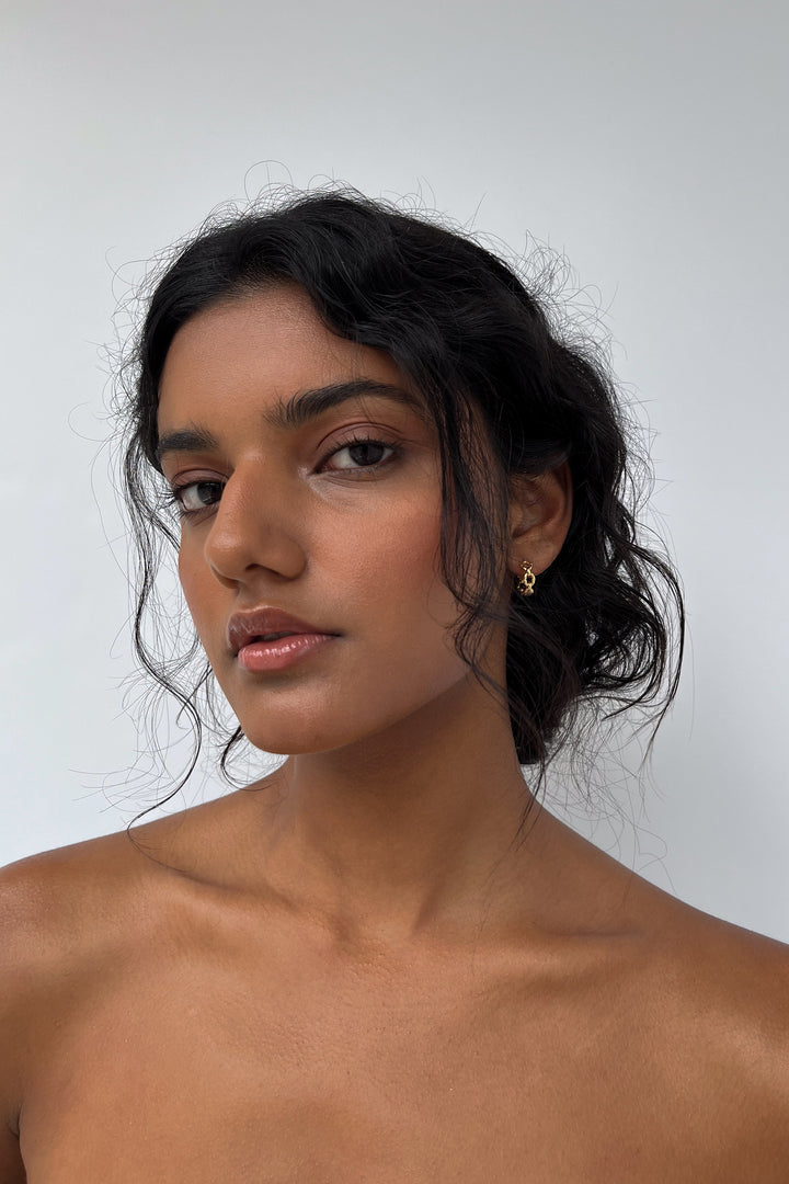 VINTAGE CHAIN HUGGIE HOOPS in Gold — alternate angle