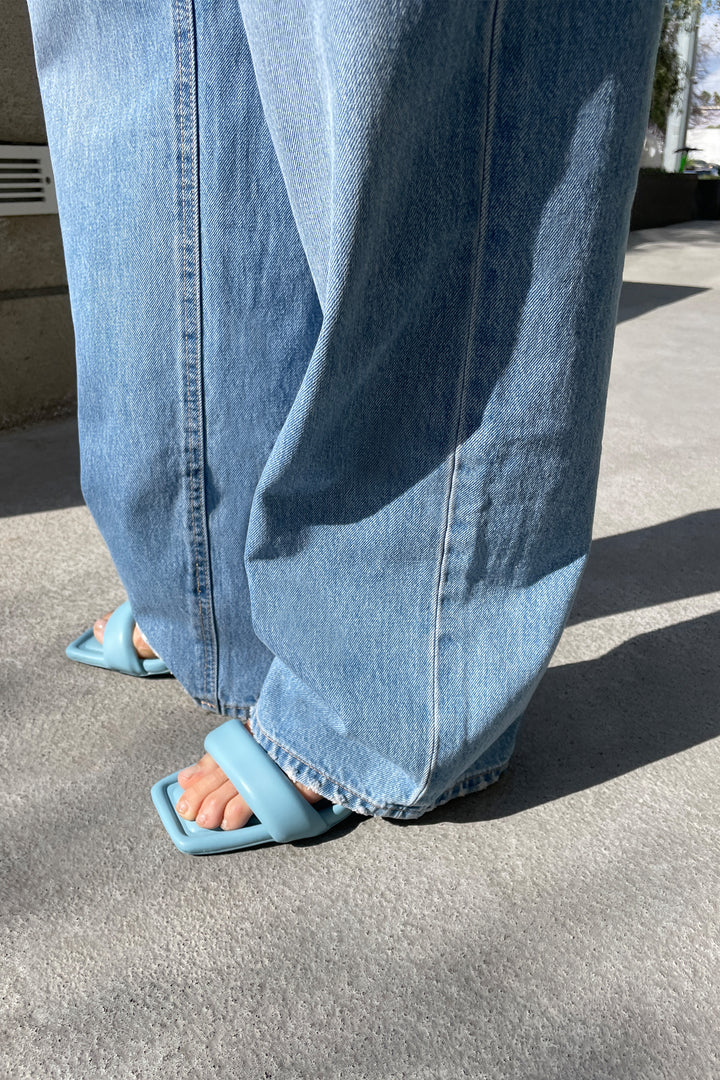 RELAXED STRAIGHT LEG JEAN in Light Stone — alternate angle