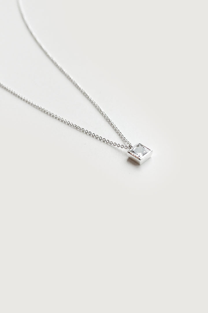 CABLE CHAIN NECKLACE WITH GEM in Silver — alternate angle