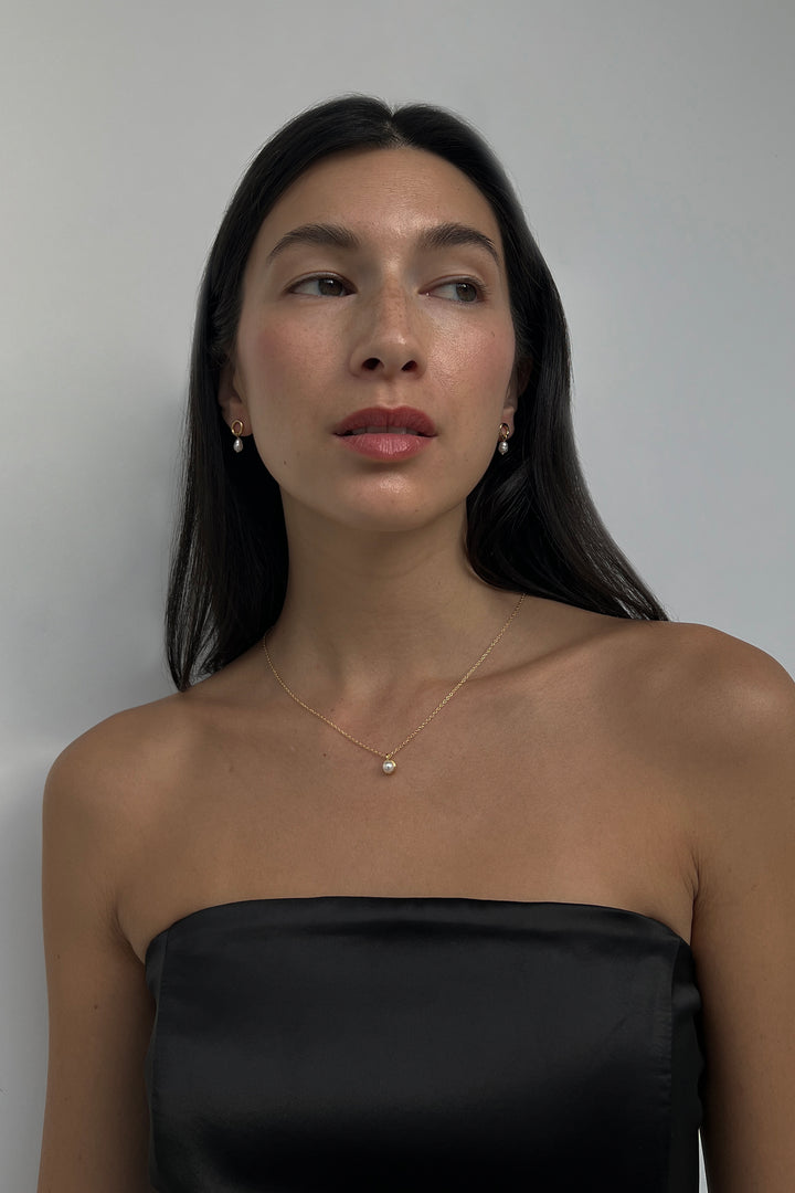 CURB CHAIN NECKLACE WITH PEARL PENDANT in Gold — alternate angle