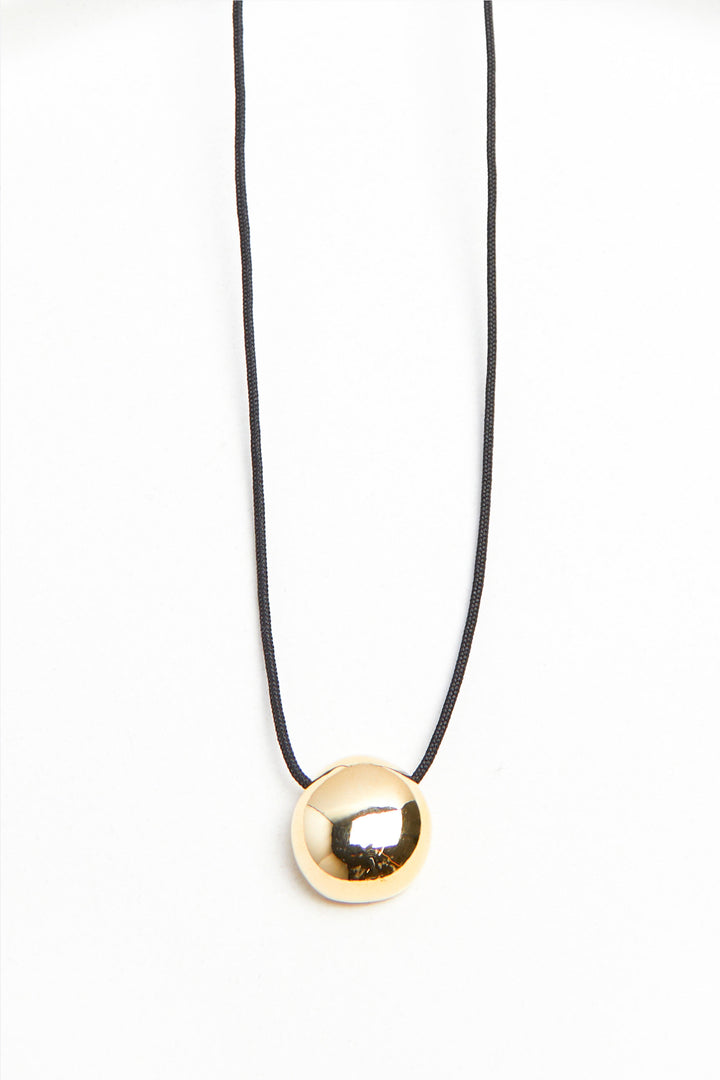 CHAIN NECKLACE WITH ROUND PENDANT in Gold — alternate angle
