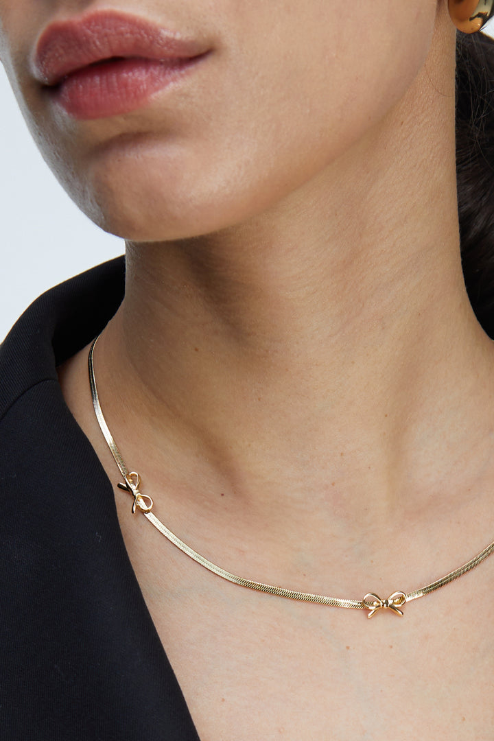 SNAKE CHAIN NECKLACE WITH BOWS in Gold — alternate angle