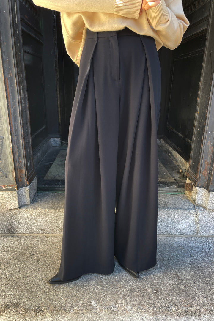 WIDE LEG PANT WITH FRONT PLEAT in Black — alternate angle