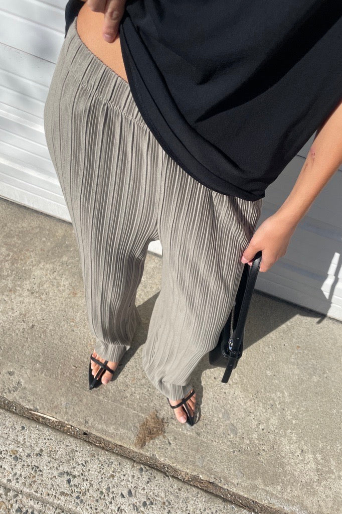 PLEATED LOUNGE PANT in Vetiver — alternate angle