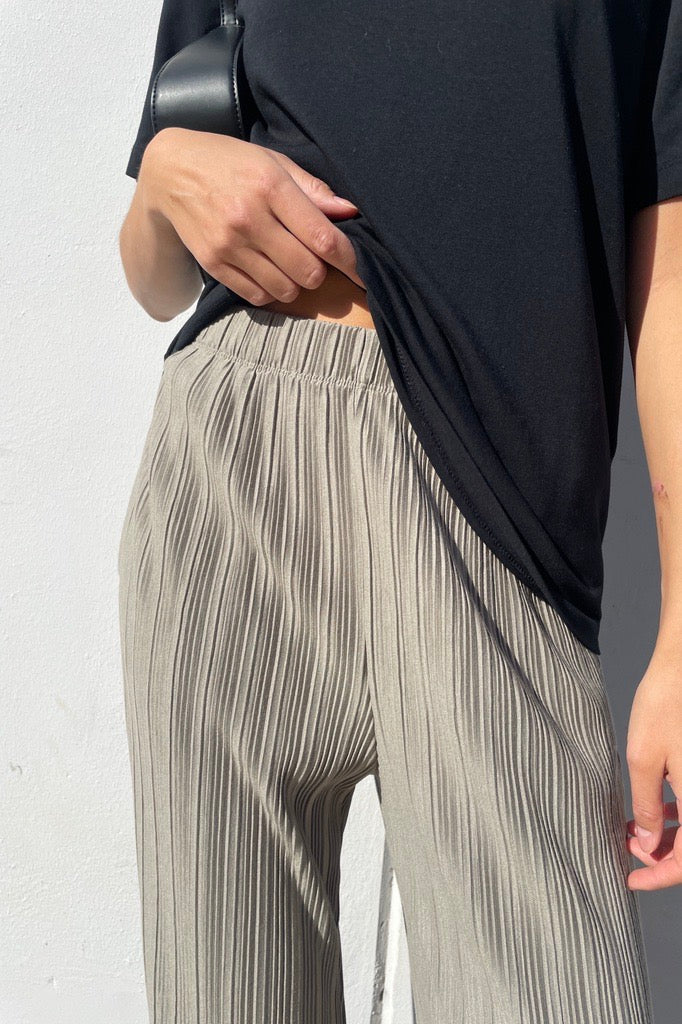 PLEATED LOUNGE PANT in Vetiver — alternate angle