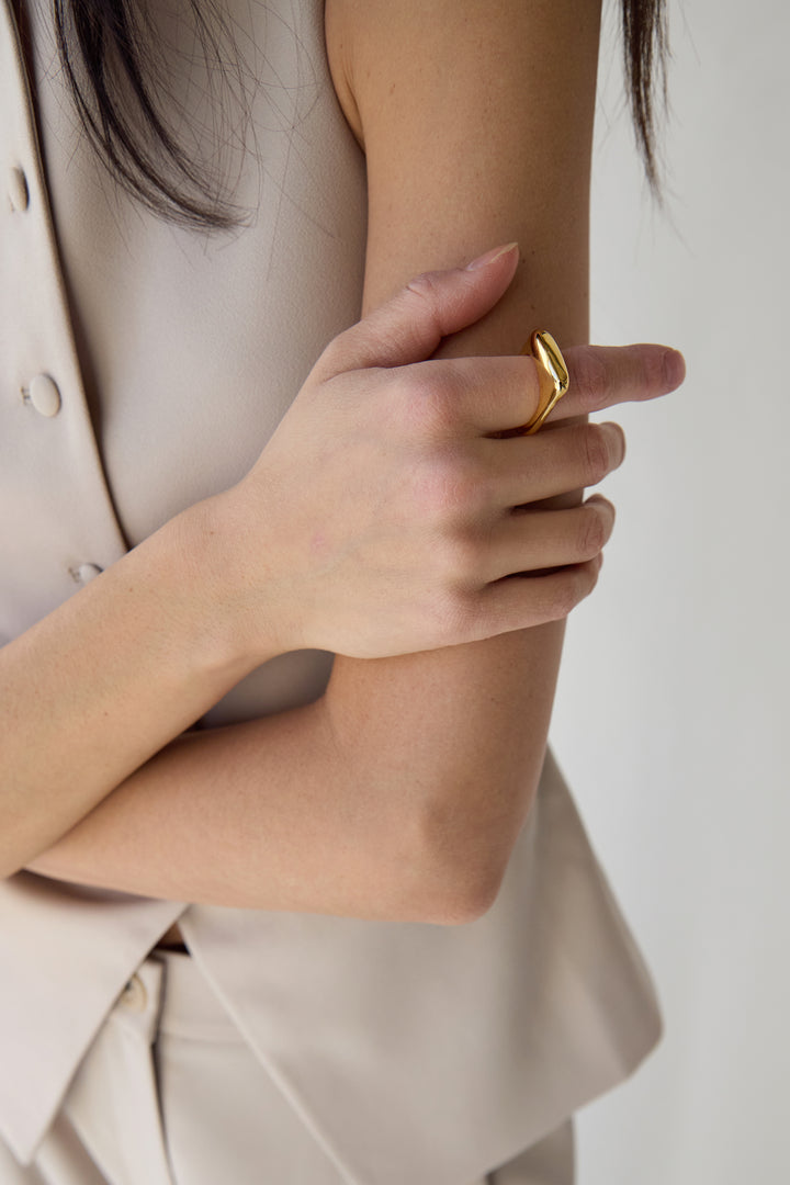 ROUNDED EDGE RING in Gold — alternate angle