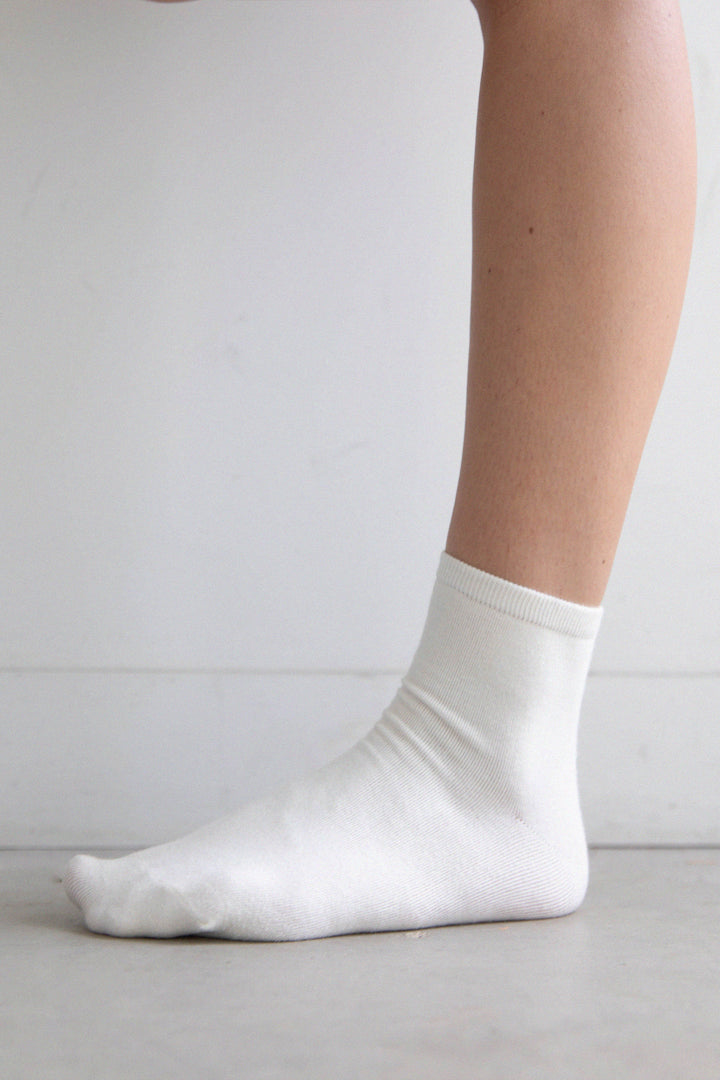 ORGANIC COTTON SOCKS in White — alternate angle