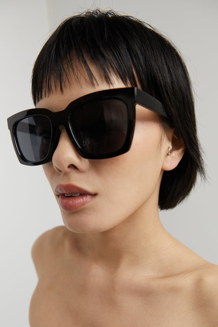 OVERSIZED FRAME SUNGLASSES in Black — alternate angle