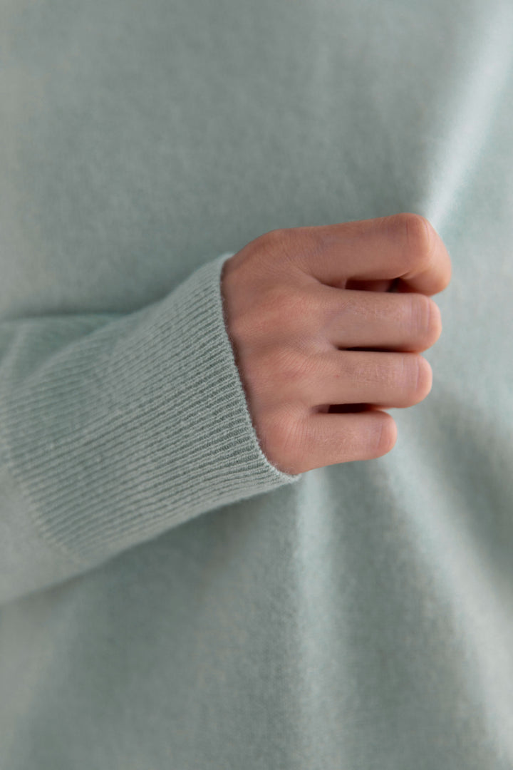 100% CASHMERE TURTLENECK SWEATER in Seagrass — alternate angle