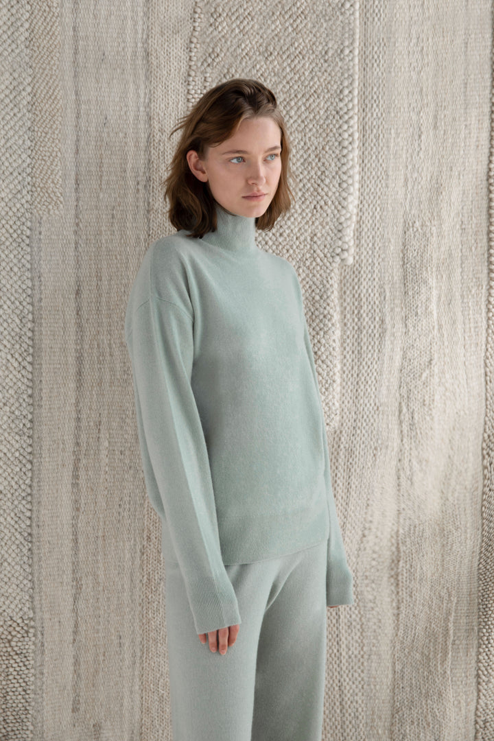 100% CASHMERE TURTLENECK SWEATER in Seagrass — alternate angle