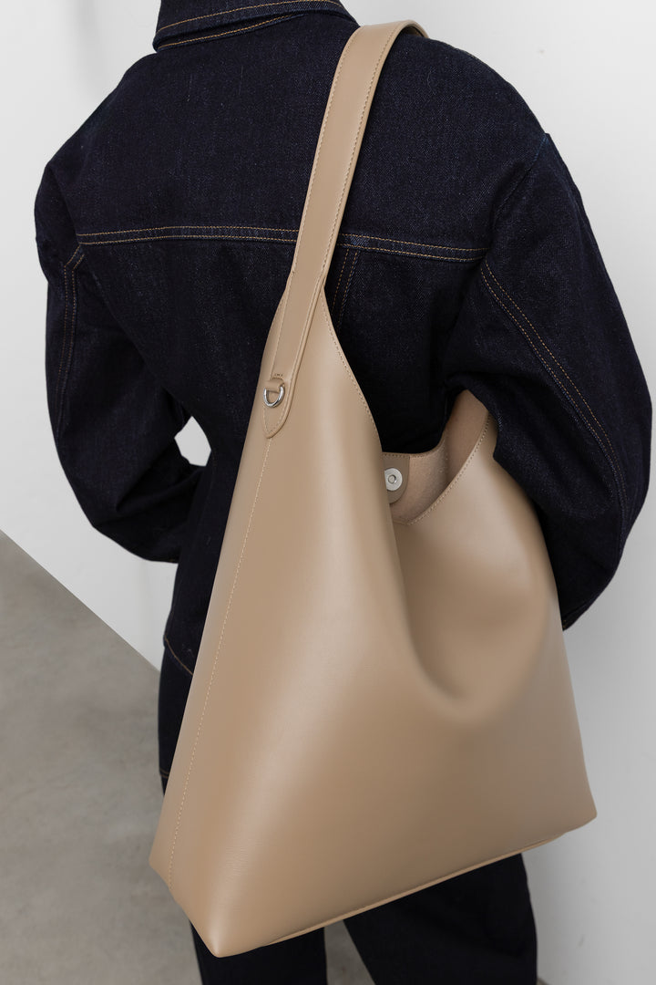 EVERYDAY SHOULDER BAG in Sand — alternate angle
