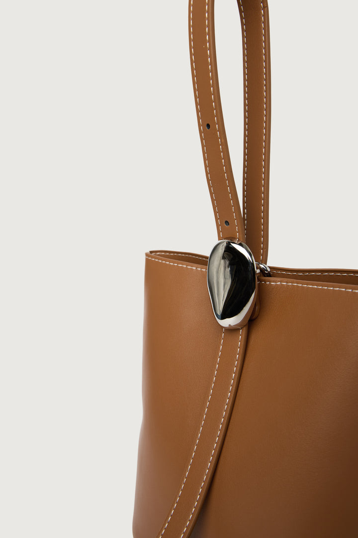 REN BUCKET BAG in Caramel — alternate angle