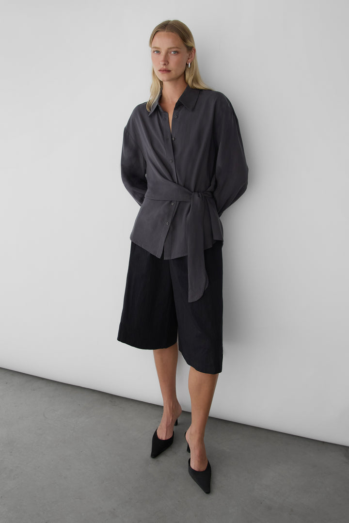 TIE-FRONT POCKET BUTTON-UP SHIRT in Charcoal — alternate angle