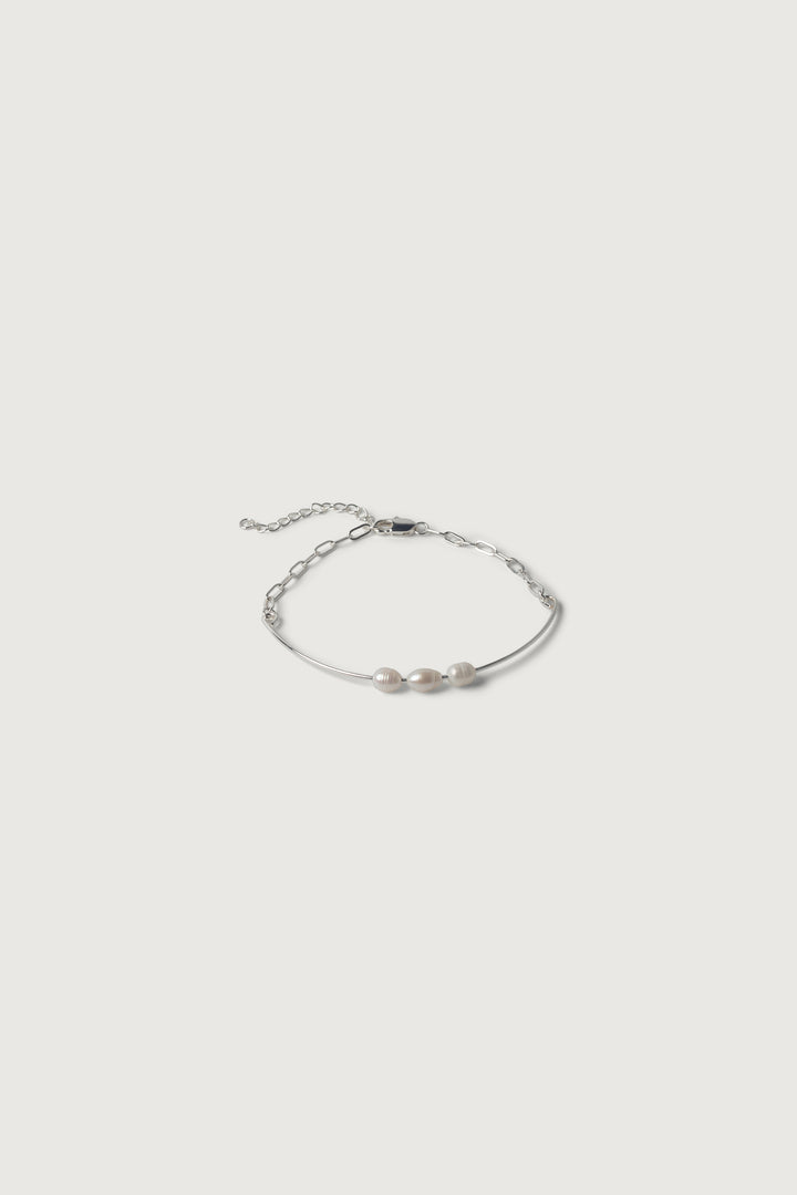 THREE NATURAL PEARL BRACELET