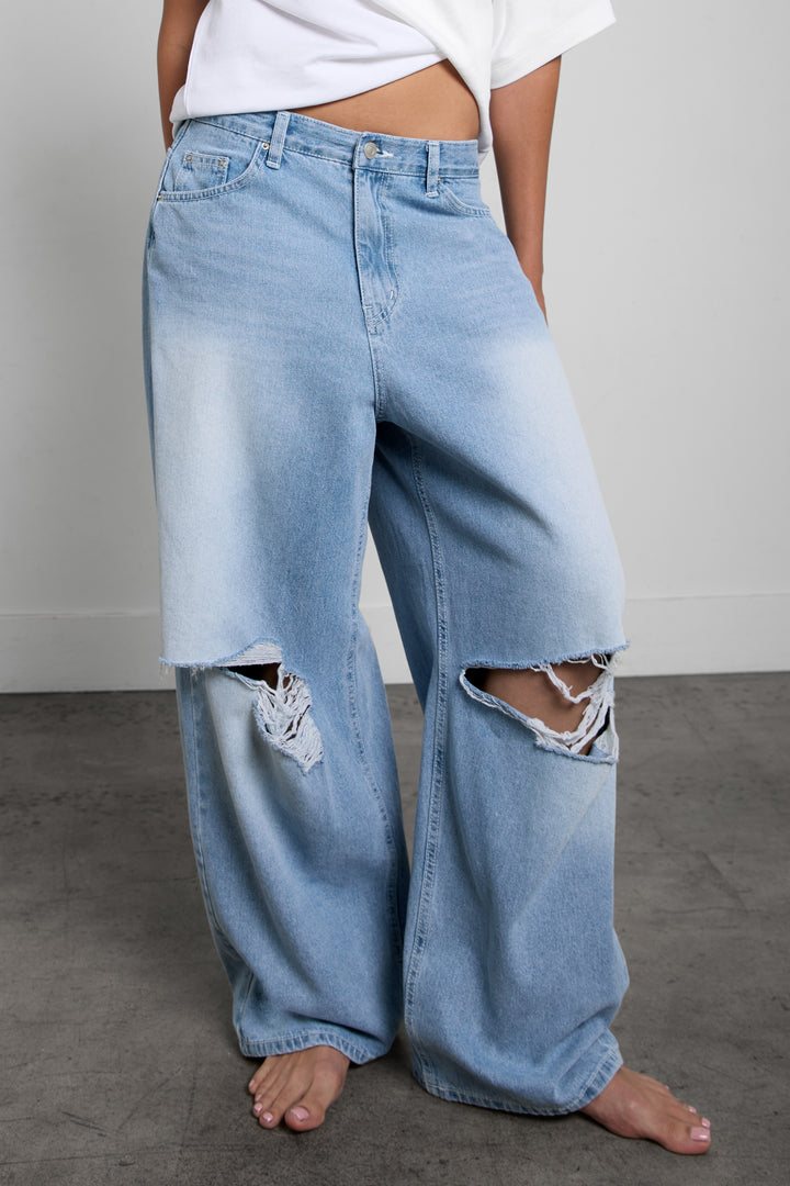 WIDE LEG JEAN WITH DISTRESSED KNEE DETAIL in Vintage Wash — alternate angle