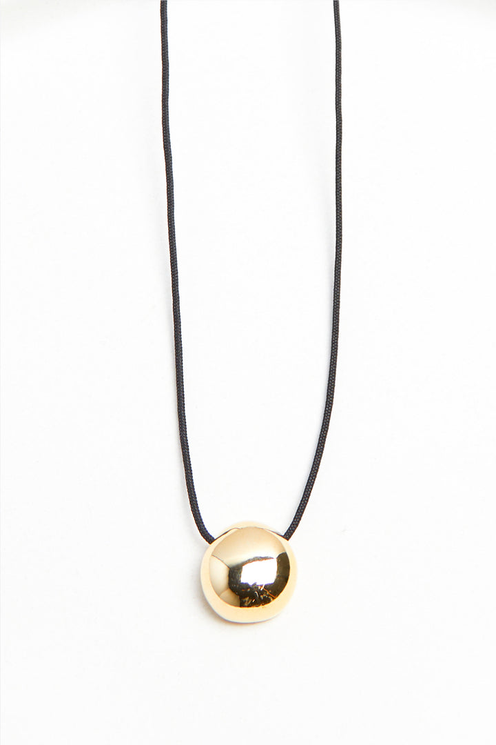 CHAIN NECKLACE WITH ROUND PENDANT