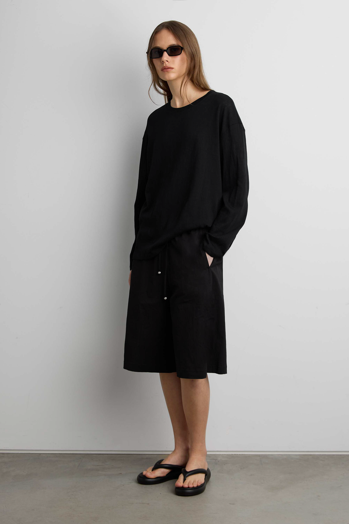 RELAXED DRAWSTRING SHORT in Black — alternate angle