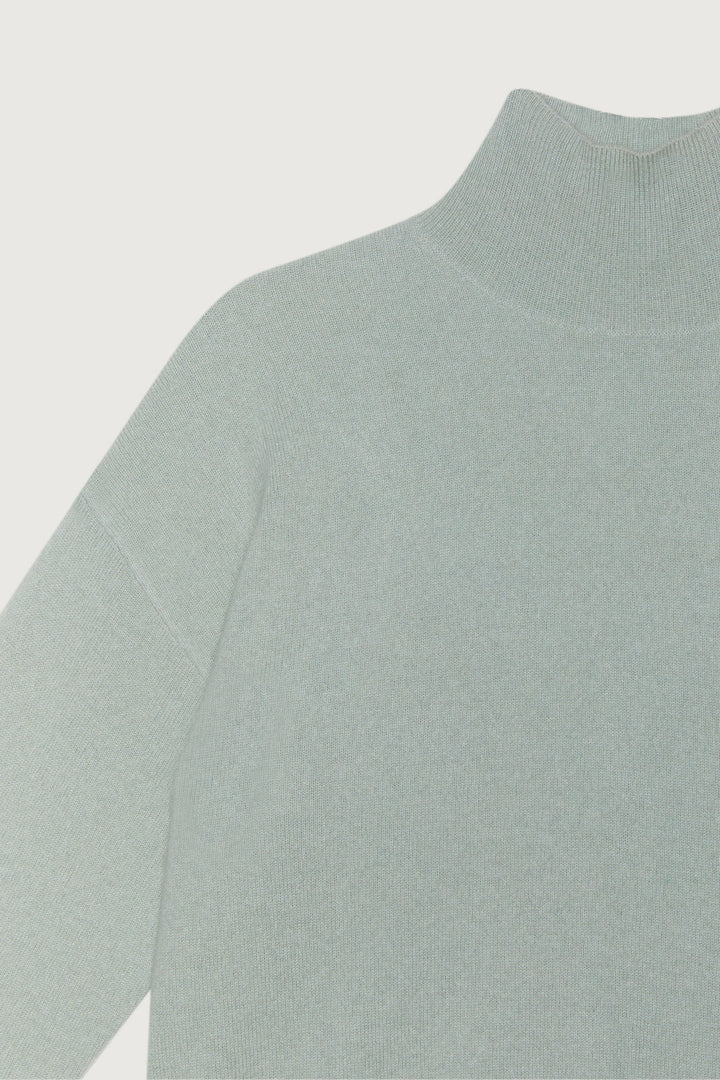100% CASHMERE TURTLENECK SWEATER in Seagrass — alternate angle