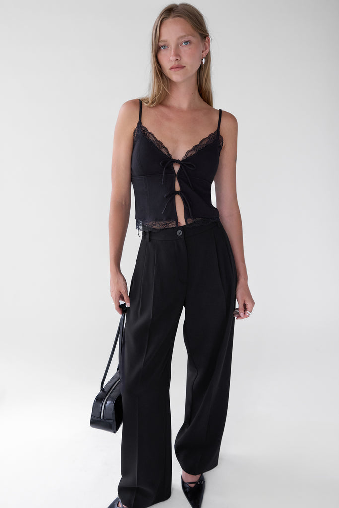 【限定値下げ・新品】andwang Cross lace tanktop 黒 Contour Lace Camisole | Aritzia CA